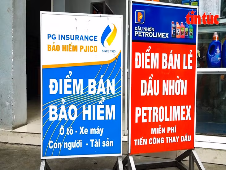 Bảo hiểm ô tô - xe máy đang được bán tại cây xăng.