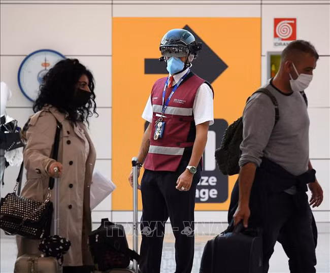 Hành khách đeo khẩu trang phòng lây nhiễm COVID-19 tại sân bay Fiumicino ở Rome, Italy. Ảnh: THX/TTXVN