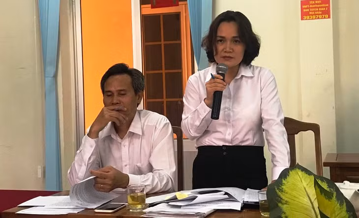 Bà Lê Hồng Hạnh, Thẩm phán tham gia xét xử vụ án trả lời câu hỏi phóng viên.