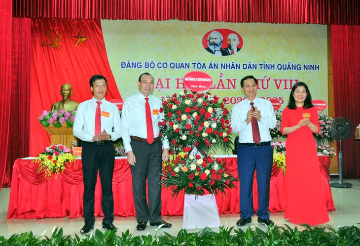 Đồng chí Nguyễn Mạnh Cường, Bí thư Đảng ủy Khối các cơ quan tỉnh, tặng hoa chúc mừng đại hội.