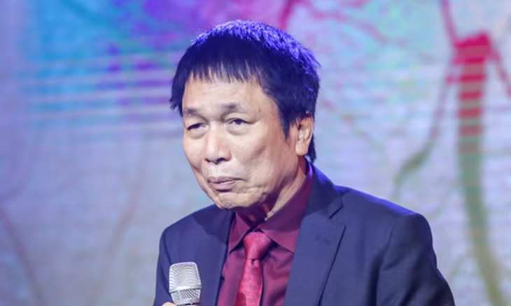 Nhạc sĩ Phú Quang trong liveshow của ông hồi cuối năm 2018. Ảnh: HBN.