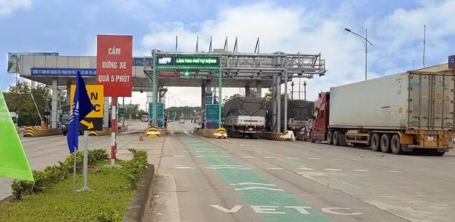 Nhiều người dân dán thẻ E-tag nhưng không mặn mà nạp tiền để sử dụng.