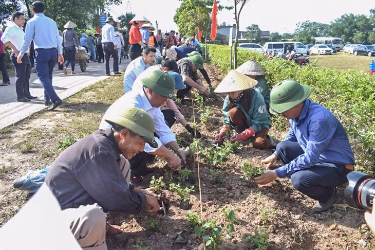 Cán bộ và nhân dân thôn Đông Thắng, xã Đông Ngũ (huyện Tiên Yên) tham gia lễ phát động trồng hoa, cây xanh trên tuyến đường thôn, tháng 10/2019.