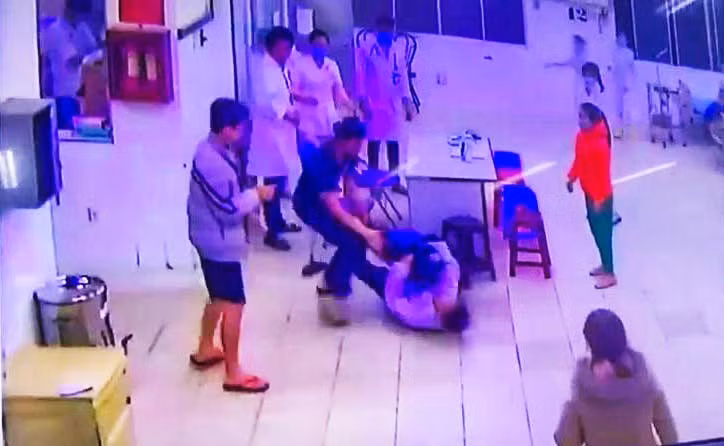 Cha con ông Phúc hành hung nhân viên Bệnh viện.
