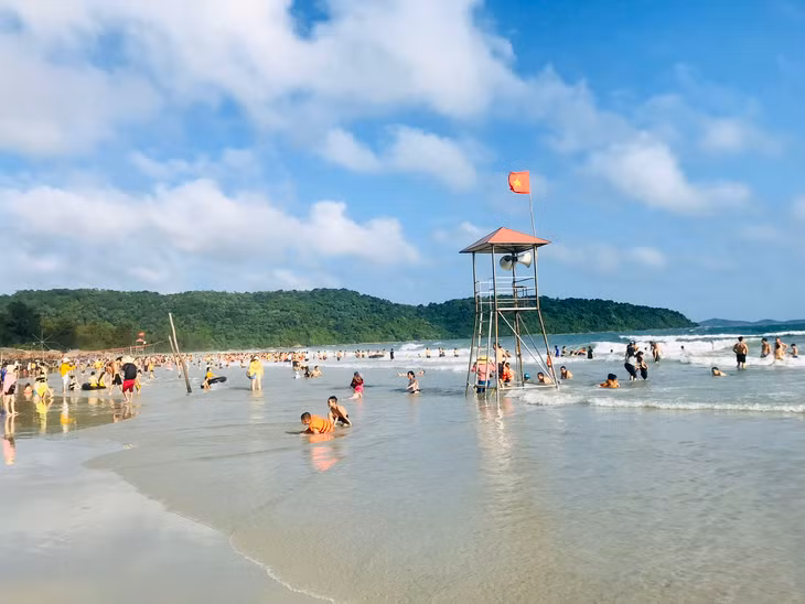 trong 3 ngày cuối tuần (từ ngày 29 đến thời điểm này ngày 31/5), đã có trên 6.000 lượt khách đến tham quan, du lịch, nghỉ dưỡng tại địa bàn huyện Cô Tô.