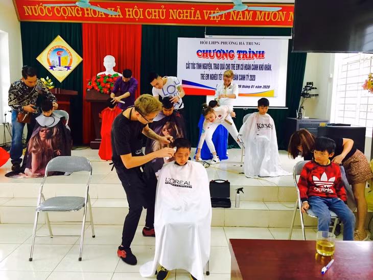 Anh Duy cùng với các đồng nghiệp tổ chức cắt tóc miễn phí cho các em học sinh trên địa bàn phường Hà Trung