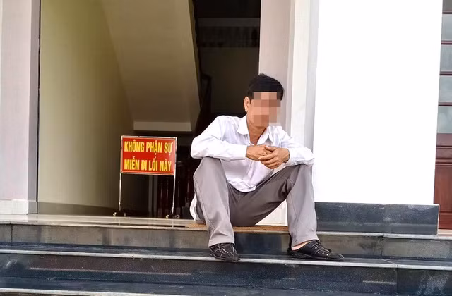 Ông Phước ngồi trước hàng lang TAND tỉnh Bình Phước vào sáng 29/5/2020 để chờ nghe tuyên án - Ảnh Luật sư Dương Vĩnh Tuyến.