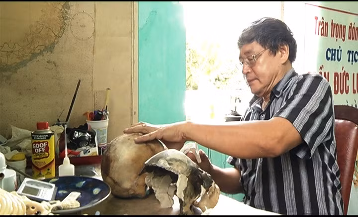 Tiến sĩ Nguyễn Việt và không gian làm việc tại Viện nghiên cứu văn hóa Bạch Đằng