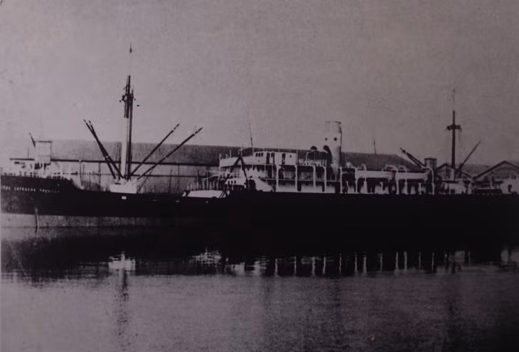 Bức tranh con tàu Đô đốc Latouche-Tréville được treo ở tầng hai. Trên tàu này, Bác Hồ lên đường sang Pháp với tên gọi Văn Ba để học hỏi những điều tinh hoa và tiến bộ từ các nước phương Tây.