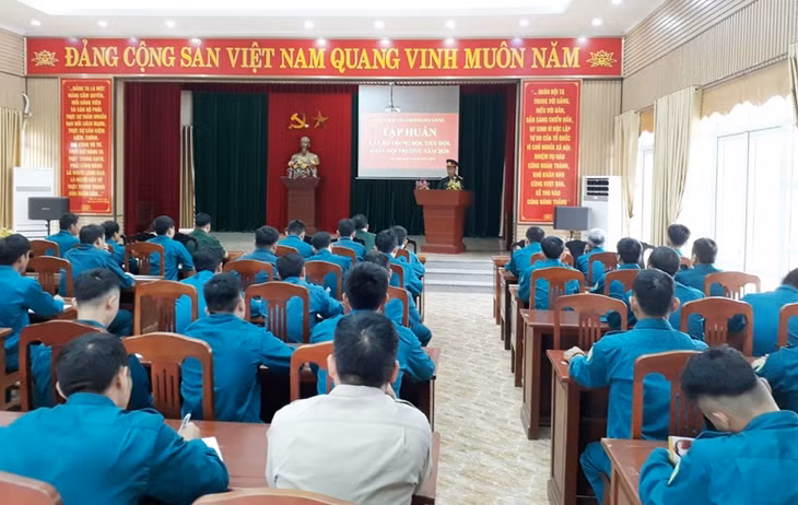 Ban CHQS TP Hạ Long tổ chức tập huấn cho 169 cán bộ trung đội, tiểu đội, khẩu đội trưởng dân quân năm 2020.