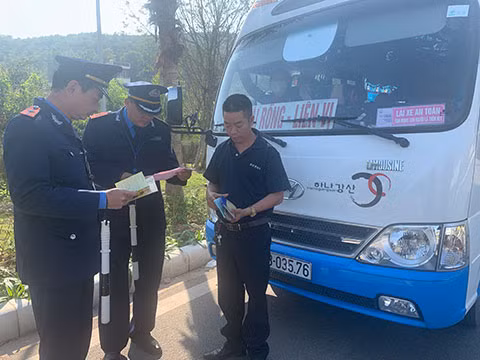Cán bộ Đội TTGT số 2 kiểm tra phương tiện trên QL18 đoạn đi qua địa bàn phường Bãi Cháy (TP Hạ Long)