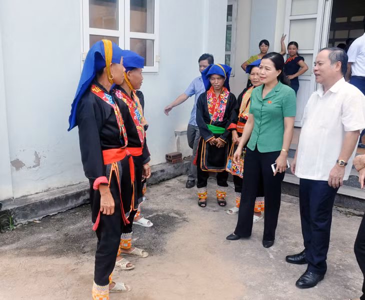 Đoàn ĐBQH lấy ý kiến của người dân huyện Ba Chẽ trong cuộc tiếp xúc cử tri chuyên đề tại địa phương cuối năm 2016 do Đoàn ĐBQH tỉnh và Uỷ ban MTTQ tỉnh phối hợp tổ chức. 