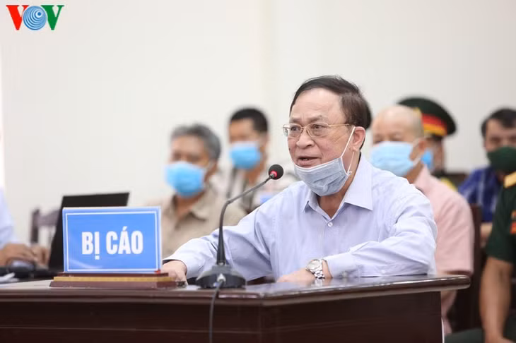 Đô đốc Nguyễn Văn Hiến được ngồi khai báo vì lý do sức khỏe. (Ảnh: Văn Lúy)