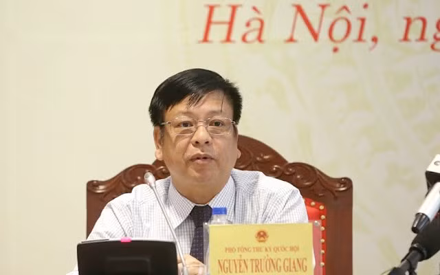 Ông Nguyễn Trường Giang trả lời báo chí, chiều 18/5