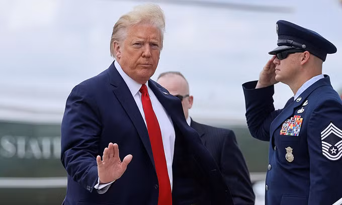 Tổng thống Mỹ Trump lên Air Force One, chuẩn bị rời thủ đô Washington đến Căn cứ quân sự Andrew, bang Maryland, hôm 27/5. Ảnh: Reuters.