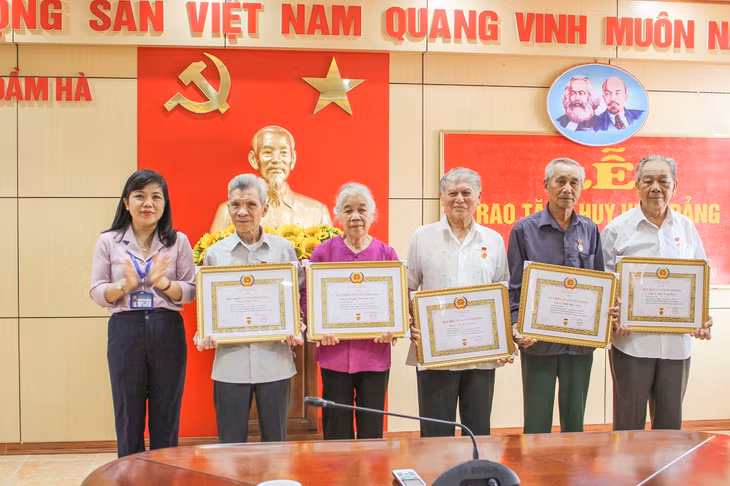 Đồng chí Nguyễn Thị Thu Hà, Bí thư Huyện ủy, trao Huy hiệu 55 tuổi Đảng cho 5 Đảng viên.