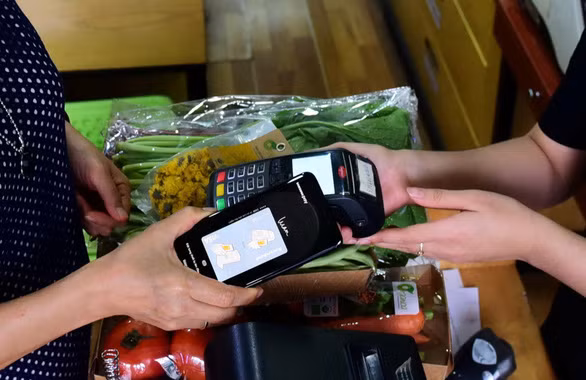 Người tiêu dùng ngày càng mang theo tiền mặt ít hơn, thay vào đó là các phương thức thanh toán mới như cà thẻ, thanh toán trên các thiết bị di động - Ảnh: QUANG ĐỊNH