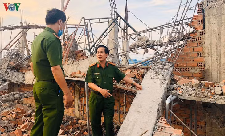 Công an khám nghiệm hiện trường.