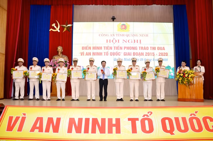 Đại diện 4 tập thể và 8 cá nhân nhận Bằng khen của UBND tỉnh Quảng Ninh 