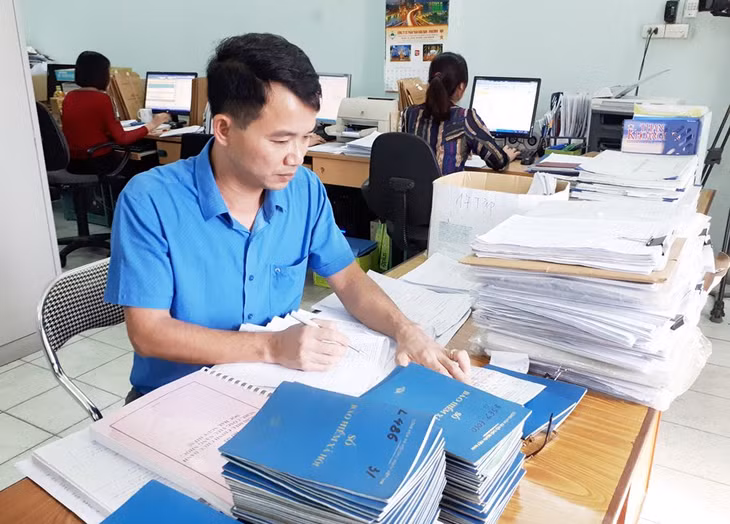 Cán bộ Công ty Than Vàng Danh kiểm tra, rà soát thông tin sổ BHXH của người lao động.