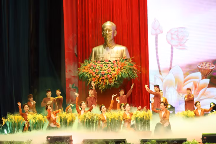 Chương trình nghệ thuật đặc biệt chào mừng kỷ niệm 130 năm Ngày sinh Chủ tịch Hồ Chí Minh. Ảnh VGP