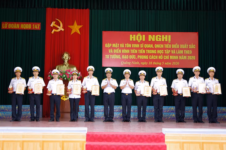 Thủ trưởng Lữ đoàn trao Chúng nhận và quà lưu niệm cho 10 cán bộ, đảng viên tiêu biểu, xuất sắc