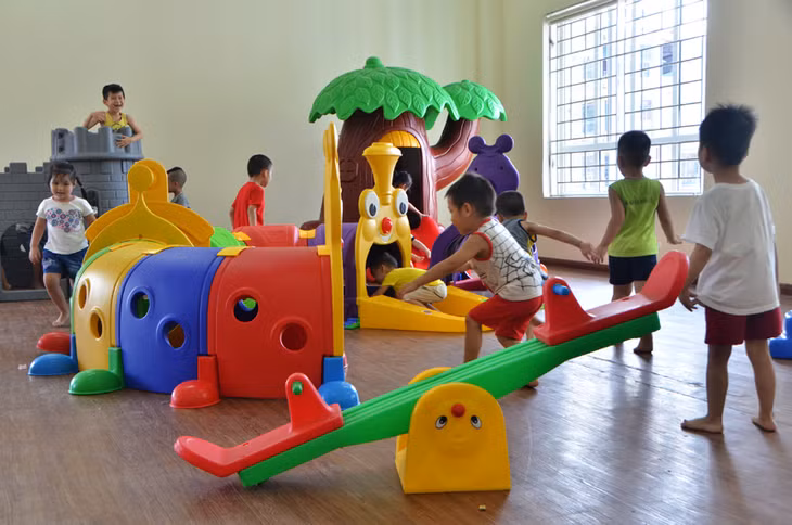 Các trường mầm non tư thục trên địa bàn TP Móng Cái đều được đầu tư khang trang, hiện đại với đầy đủ cơ sở vật chất và trang thiết bị dạy học, vui chơi cho trẻ. Trong ảnh: Phòng vui chơi của trẻ ở Trường Mầm non Ka Long. Ảnh: Thu Hằng (Trung tâm TT-VH Móng Cái)