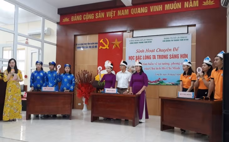 Công đoàn Sở Lao động, Thương binh và Xã hội tổ chức sinh hoạt chính trị bằng hình thức sân khấu hóa, các tiết mục văn nghệ, các đội thi tìm hiểu về thân thế và sự nghiệp của Chủ tịch Hồ Chí Minh.