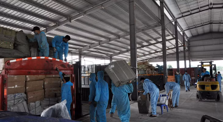 Bốc xếp hàng hóa tại Bãi kiểm tra hàng hóa tập trung Cầu Bắc Luân II.