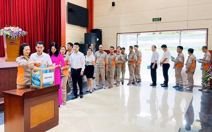 Các đại biểu bỏ phiếu bầu Ban đại diện người lao động tham gia đối thoại định kỳ và bầu đại biểu đi dự hội nghị người lao động cấp trên.
