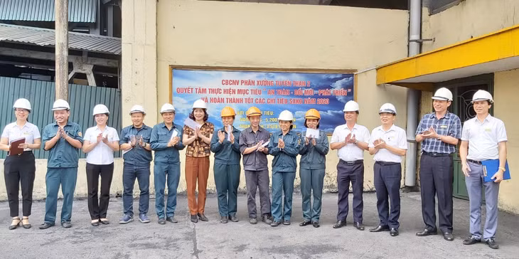 Lãnh đạo và Công đoàn thăm tặng quà tổ đội xuất sắc trong Tháng Công nhân.