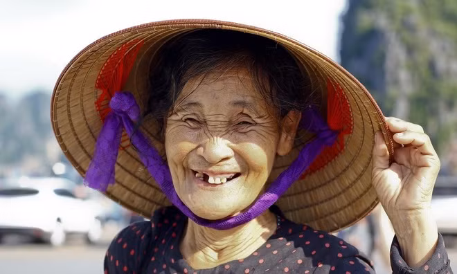 Người lớn tuổi luôn chia sẻ kiến thức, kinh nghiệm cho thế hệ sau. Ảnh: Jelevanoostrum/Pixabay.