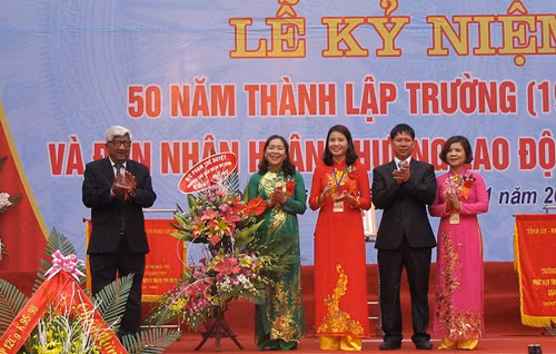Ông Phạm Thế Duyệt chúc mừng thày trò Trường THPT Hoàng Quốc Việt (TX Đông Triều) nhân dịp kỷ niệm 50 năm thành lập và đón nhận Huân chương Lao động hạng Nhất năm 2015
