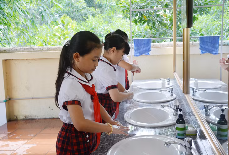 Học sinh Trường Tiểu học thị trấn Ba Chẽ thường xuyên rửa tay khi tới trường.