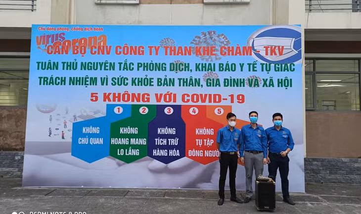 Tuổi trẻ Công ty Than Khe Chàm-TKV xung kích trong việc tuyên truyền phòng, chống dịch Covd-19. 