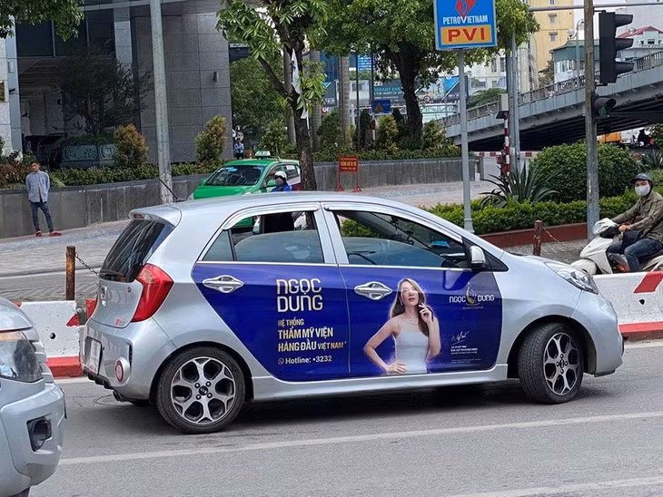 Tài xế dừng xe ngay trước vạch tín hiệu giao thông