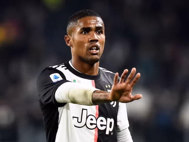 Douglas Costa là một trong hai mục tiêu theo đuổi của MU (Ảnh: Reuters).