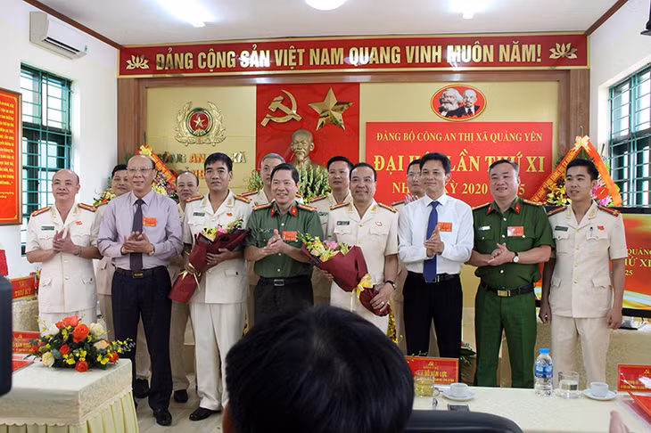 Các đại biểu chúc mừng BCH Đảng bộ Công an TX Quảng Yên khóa mới nhiệm kỳ 2020-2025