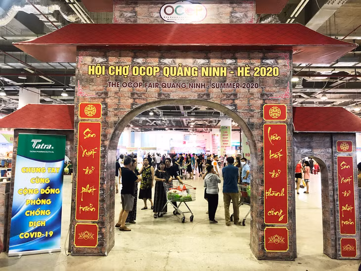 Trong hai ngày đầu tiên diễn ra hội chợ, đã có rất đông người dân và khách du lịch tới tham quan, mua sắm tại Hội chợ OCOO - hè 2020.