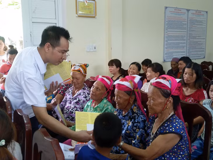 Cán bộ Trung tâm trợ giúp pháp lý Nhà nước tỉnh tuyên truyền pháp luật cho người dân xã Nam Sơn (Ba Chẽ). Ảnh: Nguyên Ngọc