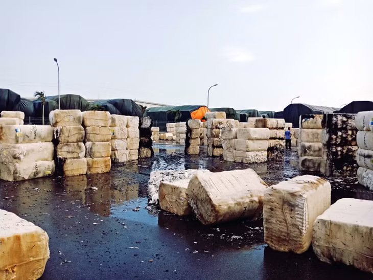 Bãi tập kết hàng sợi của Công ty TNHH Khoa học Kỹ thuật Texhong Ngân Hà-nơi xảy ra hỏa hoạn.