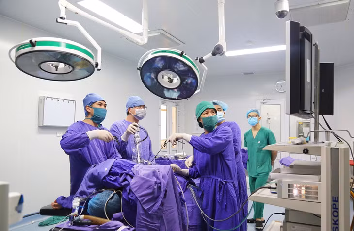 Các bác sĩ Bệnh viện Đa khoa tỉnh vừa thực hiện thành công ca phẫu thuật nội soi cắt bỏ thùy phổi biệt lập cho người bệnh.