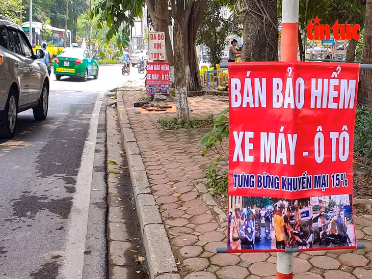 Bảo hiểm xe máy - ô tô được người dân rao bán trên vỉa hè.
