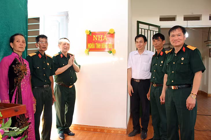 Hội CCB thị xã Đông Triều bàn giao ngôi nhà tình nghĩa cho CCB Nguyễn Văn Quán (ở thôn Phúc Đa, xã Tân Việt).
