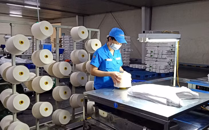 Sản xuất tại Công ty TNHH Khoa học Kỹ thuật Texhong Ngân Hà (KCN Cảng biển Hải Hà). Ảnh: Mạnh Trường