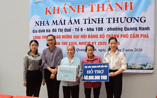Hội LHPN Thành phố Cẩm Phả trao biển tượng trưng số tiền hỗ trợ xây nhà từ nguồn Quỹ “Mái ấm tình thương” cho bà Đỗ Thị Quế