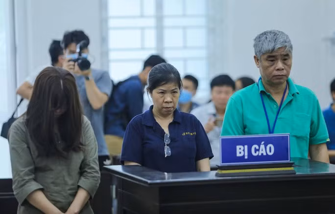 Các bị cáo tại phiên tòa sáng 18/5. (Ảnh: Báo Người Lao Động)
