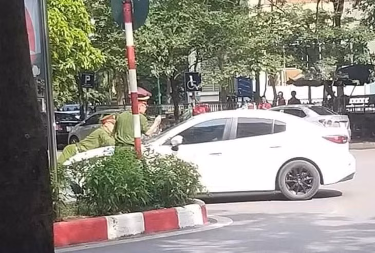 Hình ảnh tài xế Thái hất công an lên nắp capo rồi bỏ chạy gần 1km. 
