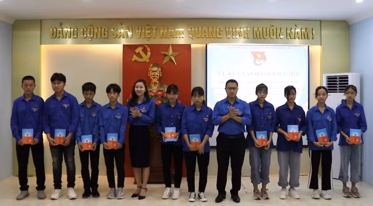 Thành đoàn Móng Cái tổ chức kết nạp đoàn viên mới nhân dịp kỷ niệm 130 năm ngày sinh nhật Bác