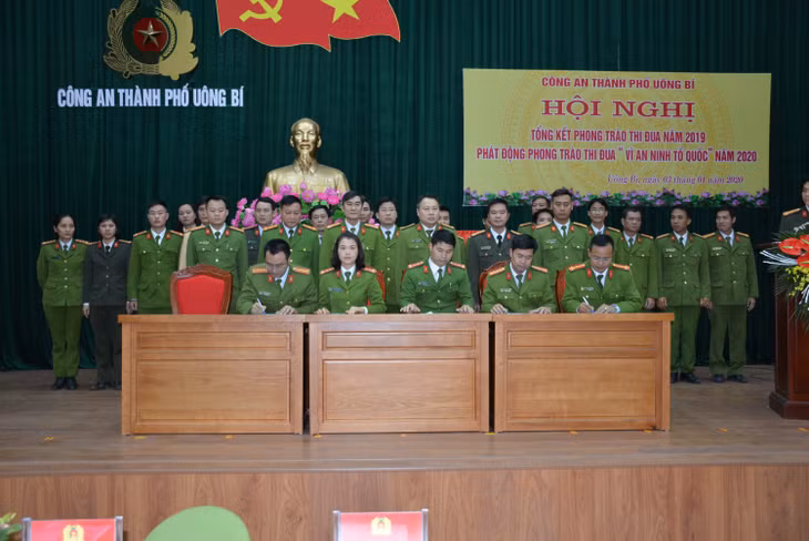 Đại diện các đội nghiệp vụ Công an thành phố ký giao ước thi đua năm 2020.